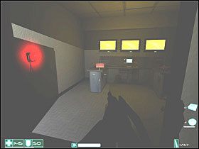 Po krótkiej wędrówce znajdziesz się w pomieszczeniu, w którym pali się pomarańczowe światło - Bishop (3) | Interwał 05-A | FEAR - F.E.A.R.: First Encounter Assault Recon - poradnik do gry