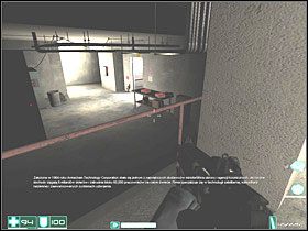 Po lewej leży Lekki pancerz i dwa Pistolety maszynowe RPL , a w rogu korytarza - Apteczka i dwa Karabiny szturmowe G2A2 - Ślepa strona (1) | Interwał 05-B | FEAR - F.E.A.R.: First Encounter Assault Recon - poradnik do gry