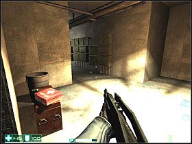 Na niższym dachu po lewej jest dwóch przeciwników - zaskocz obu i zabij z góry, włączając oczywiście wcześniej spowolnienie - Ślepa strona (3) | Interwał 05-B | FEAR - F.E.A.R.: First Encounter Assault Recon - poradnik do gry