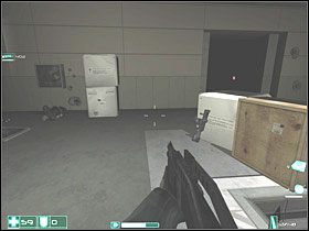 Możesz albo wrzucić granat, ukryć się za szybą z prawej w otwartym przejściu, które miałeś zapamiętać i z daleka wykańczać po kolei wrogów, albo sam zaatakować - Nieupoważniony personel (4) | Interwał 06-B | FEAR - F.E.A.R.: First Encounter Assault Recon - poradnik do gry