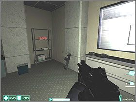 Na stoliku będzie leżał laptop - zgraj dane, a potem pozbieraj to co możesz, jest tu: Lekki pan cerz, Apteczka , Strzelba bojowa VK-12 i Pistolet AT-14 - Nieupoważniony personel (5) | Interwał 06-B | FEAR - F.E.A.R.: First Encounter Assault Recon - poradnik do gry