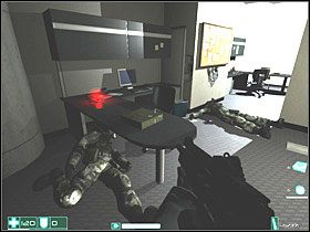 Dojdziesz do pokoju, gdzie będzie można wskoczyć przez okno - jest tu Apteczka i Strzelba bojowa VK-12 - Alice Wade (2) | Interwał 07-A | FEAR - F.E.A.R.: First Encounter Assault Recon - poradnik do gry