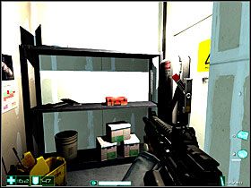 O jedną ze ścianek oparta jest broń - Pistolet maszynowy RPL i Karabin szturmowy G2A2 - Lot (4) | Interwał 07-B | FEAR - F.E.A.R.: First Encounter Assault Recon - poradnik do gry