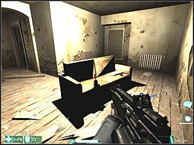 Od razu spójrz w lewo - zabijesz kolejnego przeciwnika przez dziurę w ścianie - Miejska zgnilizna (1) | Interwał 08-A | FEAR - F.E.A.R.: First Encounter Assault Recon - poradnik do gry