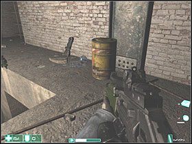 Od razu odwróć się - na górze, z prawej wybiegnie dwóch żołnierzy - Wejście (3) | Interwał 08-B | FEAR - F.E.A.R.: First Encounter Assault Recon - poradnik do gry