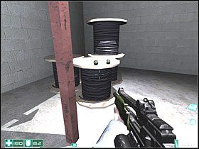 Na urządzeniu na środku sali leży Lekki pancerz - Wejście (5) | Interwał 08-B | FEAR - F.E.A.R.: First Encounter Assault Recon - poradnik do gry