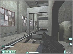 W pokoju obok są dwie Apteczki i Strzelba bojowa VK-12 - Wejście (5) | Interwał 08-B | FEAR - F.E.A.R.: First Encounter Assault Recon - poradnik do gry