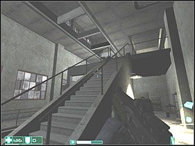 Idź przed siebie - gdy tylko wypadnie szyba, zacznie do ciebie biec dwóch zabójców - Wejście (5) | Interwał 08-B | FEAR - F.E.A.R.: First Encounter Assault Recon - poradnik do gry