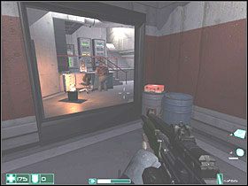 W wysokiej sali, na górze po lewej, może być ochroniarz ATC - Piesek salonowy (1) | Interwał 09-A | FEAR - F.E.A.R.: First Encounter Assault Recon - poradnik do gry