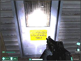 Twoim oczom ukaże się cały arsenał - dwa Pistolety maszynowe RPL , Miotacze cząstek Typ-7 , 10mm HV Penetratory , dwie Strzelby bojowe VK-12 i trzy Karabiny szturmowe G2A2 - Wejście (6) | Interwał 08-B | FEAR - F.E.A.R.: First Encounter Assault Recon - poradnik do gry