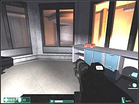 Włącz spowolnienie i od razu wyceluj w działko w suficie - Piesek salonowy (2) | Interwał 09-A | FEAR - F.E.A.R.: First Encounter Assault Recon - poradnik do gry