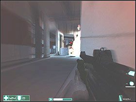 Czas załatwić tych z góry - patrz w lewo i prawo, aby żaden cię nie zaskoczył - Piesek salonowy (3) | Interwał 09-A | FEAR - F.E.A.R.: First Encounter Assault Recon - poradnik do gry