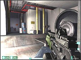 Po lewej jest Apteczka na ścianie - Piesek salonowy (4) | Interwał 09-A | FEAR - F.E.A.R.: First Encounter Assault Recon - poradnik do gry