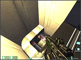 Jeśli nie zabiłeś tu wcześniej ochroniarza, to możliwe że będzie tu stał - Piesek salonowy (4) | Interwał 09-A | FEAR - F.E.A.R.: First Encounter Assault Recon - poradnik do gry