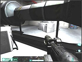 Na dole jest razem pięciu przeciwników (trzy Karabiny szturmowe G2A2 , jeden 10mm HV Penetrator i jedno Działko powtarzalne MP-50 ) - Obejście (2) | Interwał 09-B | FEAR - F.E.A.R.: First Encounter Assault Recon - poradnik do gry