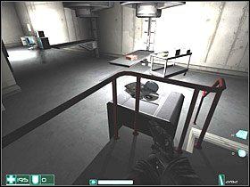 Spójrz przez okno i zobacz jak Harlan Wade jest zabijany przez Almę - Krypta (1) | Interwał 10 | FEAR - F.E.A.R.: First Encounter Assault Recon - poradnik do gry