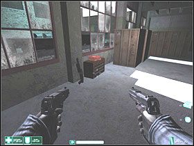 Uważaj - zaatakuje cię z naprzeciwka pierwsza fala demonów - Punkt zero (1) | Interwał 11 | FEAR - F.E.A.R.: First Encounter Assault Recon - poradnik do gry