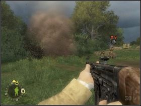 Potem, korzystając z osłony, którą dają Ci koledzy, zasuwaj do tych po lewej, przy głazie. Szybko wywal następną dziurę w żywopłocie za nimi (uważaj aby ich nie zranić), przejdż przez nią i obiegnij Niemiaszków z lewej strony. - [Solucja] Rozdział 10 Hedgerow Hell cz.2 - Brothers in Arms: Earned in Blood - poradnik do gry