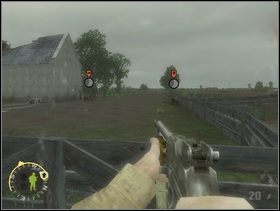 ... stamtąd niech ostrzeliwują Niemców za płotkiem przed budynkiem. Sekcja wsparcia powinna skupić swój ogień na Szwabach tuż przy stodole. Sam obejdż Fryców z lewej i powystrzelaj zza płotu (tych z prawej możesz załatwić kucając i strzelając pomiędzy deskami w płocie). - [Solucja] Rozdział 4 Hells Corners cz.2 - Brothers in Arms: Earned in Blood - poradnik do gry