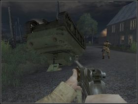 Jeżeli zginiesz to po załadowaniu ostatniego checkpointu możesz się spotkać z taką sytuacją ... Uzbrój się wówczas w cierpliwość i ładuj grę do skutku, aż czołg będzie stał normalnie, na gąsienicach - udaje się to średnio raz na 10 wczytywań :-/. Najlepiej więc staraj się nie zginąć ... - [Solucja] Rozdział 5 Chateau Colombieres cz.2 - Brothers in Arms: Earned in Blood - poradnik do gry