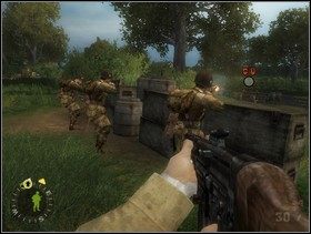 Potem obróć się o 180 stopni, ustaw szturmanów za pobliskim skrzyniami i każ im ostrzeliwać tego samego wroga co sekcja wsparcia. Sam biegnij na prawo, wywal dziurę w kolejnym żywopłocie, zawołaj szturmanów i ... - [Solucja] Rozdział 10 Hedgerow Hell cz.1 - Brothers in Arms: Earned in Blood - poradnik do gry