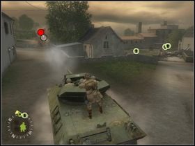 Wróć do czołgu, wdrap się na niego i złap za karabin maszynowy. Przyduś ogniem Niemców na wprost (tych bliżej Ciebie) a kolegom każ ruszyć na nich szturmem prawą stroną. Kiedy ich wykończą i zajmą ich pozycje powinni zacząć ostrzeliwać armatę p-panc. Ty objedź ją czołgiem z prawej strony trasą którą widizałeś z mostu. - [Solucja] Rozdział 11 Run of the Mill cz.1 - Brothers in Arms: Earned in Blood - poradnik do gry