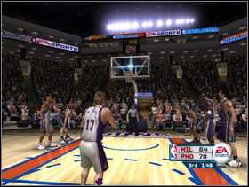 Aby trafić do kosza podczas rzutu wolnego, należy sprawić, aby błękitne linie - pionowa i pozioma - przecięły się na środku tablicy, w polu oznaczonym białym kwadratem - Gra w ataku | Mecz NBA Live 06 - NBA Live 06 - poradnik do gry