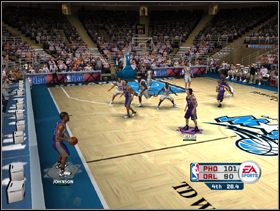 Po lewej ustawienie centra w dogodnej pozycji do zbiórki, po prawej efekt wzięcia przerwy w ostatnich sekundach meczu - Na zakończenie kilka rad | Informacje wstępne NBA Live 06 - NBA Live 06 - poradnik do gry