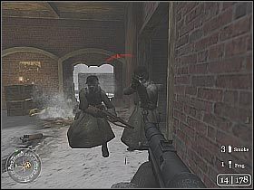 Do pomieszczenia, z którego wybiegli wspomniani wyżej wrogowie najlepiej byłoby wrzucić granat, a następnie osobiście rozprawić się z pozostałymi przy życiu oponentami (screen 1) - Railroad Station No. 1 (2) | Not One Step Backwards! | Misja Call of Duty 2 - Call of Duty 2 - poradnik do gry