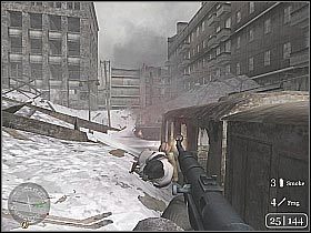 Zaczekaj aż koledzy z ekipy zajmą odpowiednie pozycje (screen 1) - Stalingrad City Hall (2) | Fortress Stalingrad | Misja Call of Duty 2 - Call of Duty 2 - poradnik do gry
