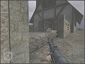 Jeśli chcesz do środka możesz wrzucić granat dymny, tak aby chociaż częściowo oślepić znajdujących się na wyższym poziomie snajperów - The Silo (3) | D-Day | Misja Call of Duty 2 - Call of Duty 2 - poradnik do gry