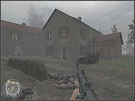 Wyjdź na piętro i z jednej z okiennic spróbuj ostrzelać gostków skrywających się w sąsiednim budynku (screen 1) - Bergstein (1) | Hill 400 | Misja Call of Duty 2 - Call of Duty 2 - poradnik do gry