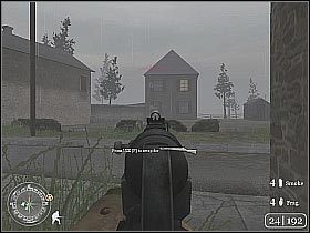 W przypadku samego budynku proponowałbym schować się za traktorem, a następnie rzucić granat dymny (screen 1) - Bergstein (2) | Hill 400 | Misja Call of Duty 2 - Call of Duty 2 - poradnik do gry