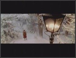 Edmund: Wziąłem leżącą gałąź i uderzyłem nią kilkakrotnie, by przebić się przez drzewa na wprost - Pierwsze spotkanie z Narnią | Opis przejścia Opowieści z Narnii - Opowieści z Narnii: Lew, Czarownica i stara szafa - poradnik do gry