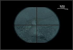 Wykorzystaj momenty, gdy jeden potwór zjada innego, jest to klucz do bezproblemowego zwycięstwa (na zdjęciu skrzydlate stworzenie pożera żuka - nie sugeruj się celownikiem snajperki, równie dobrze możesz pozbyć się go włócznią) - [Solucja] The Wall cz.1 - Peter Jacksons King Kong - poradnik do gry