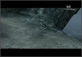 Na tej samej, większej półce znajdować się będzie szkielet, możesz z niego podnosić kości, które później są niezwykle przydatne w walce - [Solucja] Skull Island cz.2 | Peter Jacksons King Kong - Peter Jacksons King Kong - poradnik do gry