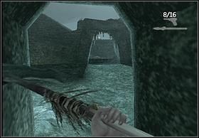 Teraz udaj się do tunelu przy ścianie wielkiej jaskini (lewe zdjęcie), a stamtąd przebiegnij przez łuk w murze (prawe zdjęcie - w tym miejscu możesz użyć ryby, gdyż dystans jest nieco większy niż w innych przypadkach) - [Solucja] Hayes cz.3 | Peter Jacksons King Kong - Peter Jacksons King Kong - poradnik do gry