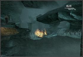 Będąc tam jeszcze podpal włócznię i odblokuj Hayesowi drogę rzucając nim w krzaki koło miejsca, z którego się tu dostałeś (na lewo od wodospadu) - [Solucja] Hayes cz.3 | Peter Jacksons King Kong - Peter Jacksons King Kong - poradnik do gry