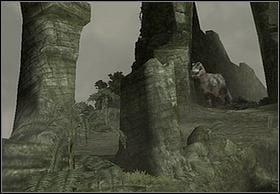 Wykorzystując wystający kawałek skały zeskocz na dół i obejrzyj kolejną scenkę, w której tyran niszczący bramę podąża za ukochaną - [Solucja] Chased by V-Rex cz.3 | Peter Jacksons King Kong - Peter Jacksons King Kong - poradnik do gry