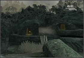 Schodząc niżej po lewej stronie znajduje się budynek, i znów udaj się do niego najprędzej jak tylko możesz (wisieć tam będzie spadochron ze skrzynią, opróżnij ją przy nadarzającej się okazji) - [Solucja] To The Plane cz.2 | Peter Jacksons King Kong - Peter Jacksons King Kong - poradnik do gry