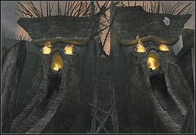 Cofnie się do ołtarza i wejdzie na dźwig, który po chwili się podniesie, a z okien wieżyczek buchnie ogień - [Solucja] Back To The Village | Peter Jacksons King Kong - Peter Jacksons King Kong - poradnik do gry