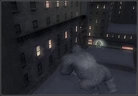 Zaś do trzeciego dotrzesz skacząc nad ulicą z miejsca, obok drugiego reflektora (zdjęcie lewe) - [Solucja] In The Streets Of New York cz.2 | Peter Jacksons King Kong - Peter Jacksons King Kong - poradnik do gry
