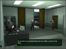 Czekamy, aż ochroniarz skończy rozmawiać z policjantem i przechodzimy koło biurka, a następnie wchodzimy za nie i przywieramy do częściowo otwartej szafki (obrazek 1) - Theyre Coming for You, Neo - The Matrix: Path of Neo - poradnik do gry