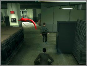 Poziom zaczynamy od zbiegnięcia po schodach w dół - Hes Heading for the Street - The Matrix: Path of Neo - poradnik do gry