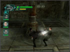 Kiedy zostaniemy odcięci od reszty chowamy się za filarem zaznaczonym na czerwono (obrazek 1) - Storming the Drain - The Matrix: Path of Neo - poradnik do gry