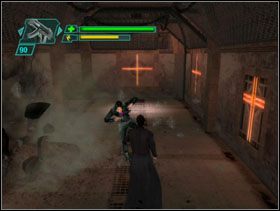 Wbiegamy do pierwszej sali - na pierwszy rzut oka jest pusta, jednak w każdej kolumnie czai się na nas jakiś przeciwnik - Downside up - The Matrix: Path of Neo - poradnik do gry