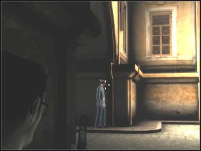 Ukryj się za kolumną (lewy obrazek powyżej) najbliżej wschodu i poczekaj, aż będzie odpowiedni moment by zajść od tyłu i ogłuszyć strażnika patrolującego w [35] - [02] On The Run cz.3 | Cold War Szpieg Zimnej Wojny - Cold War: Szpieg Zimnej Wojny - poradnik do gry