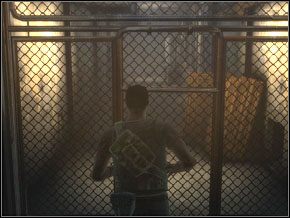 Teraz stań tak, jak pokazuje to lewy obrazek powyżej i czekaj na strażnika [10] - [03] Jail Break cz.1 | Cold War Szpieg Zimnej Wojny - Cold War: Szpieg Zimnej Wojny - poradnik do gry