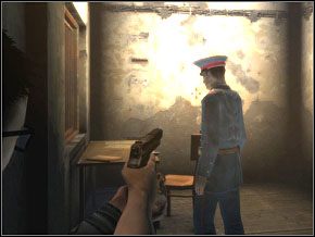 Dotrzesz do trojga drzwi widocznych na lewym obrazku powyżej - [03] Jail Break cz.2 | Cold War Szpieg Zimnej Wojny - Cold War: Szpieg Zimnej Wojny - poradnik do gry