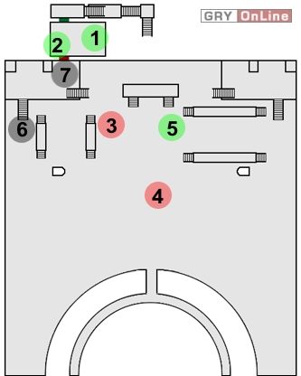 Na dobry początek przeszukaj pokój - w [1] znajdziesz torbę z narzędziami, a w niej: 2 szmaty , 2 baterie , 3 zestawy urządzeń i 3 plastykowe butelki - [12] Never Ask a Girl Her Weight cz.1 | Cold War Szpieg Zimnej Wojny - Cold War: Szpieg Zimnej Wojny - poradnik do gry